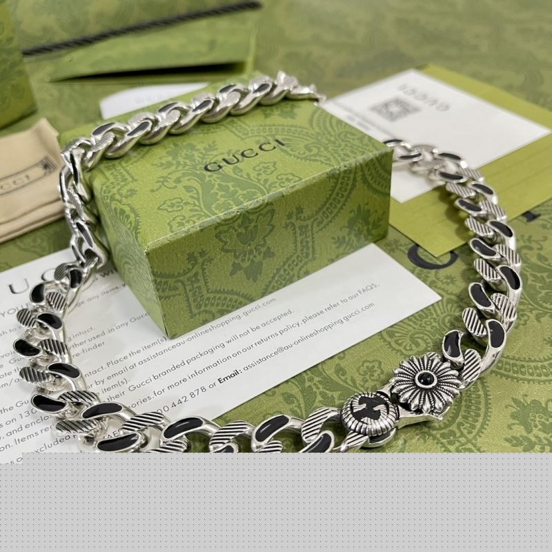 G*u*i necklaces